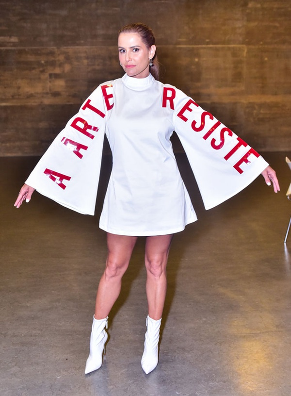 Com roupa em forma de protesto, Deborah Secco vai ao Verão Sem Censura