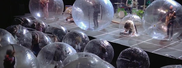 Banda faz show com membros e público dentro de bolhas de plástico