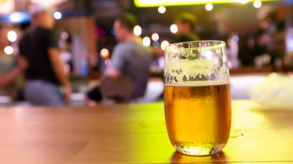 Decreto proíbe consumo de bebida próximo a bares, restaurantes e casas de eventos