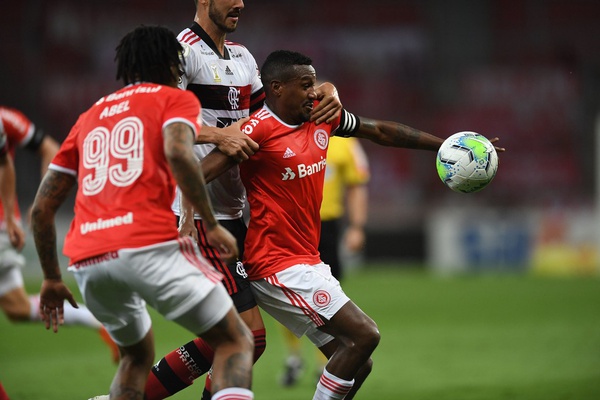 Edenílson, em ação contra o Flamengo