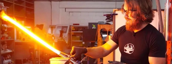 Engenheiros criam sabre de luz de verdade capaz de cortar aço