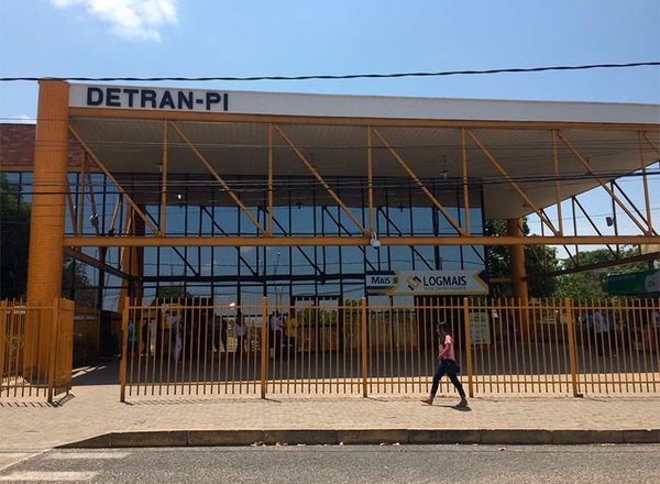 Detran retorna serviços de registro e licenciamento de veículos