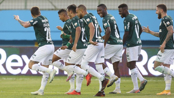Jogadores do Palmeiras comemoram gol na partida contra o Delfín