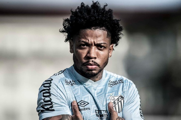 Marinho faz pose para foto em treino do Santos