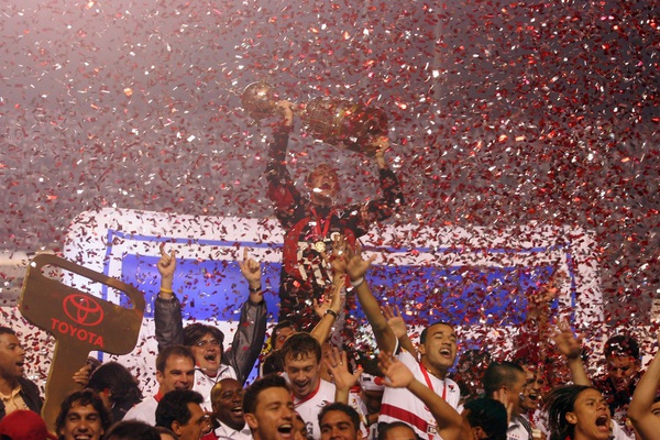 Rogério Ceni ergue a taça de campeão da Libertadores, em 2005