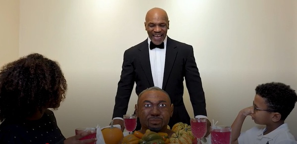 Tyson oferece aos filhos bolo de Roy Jones