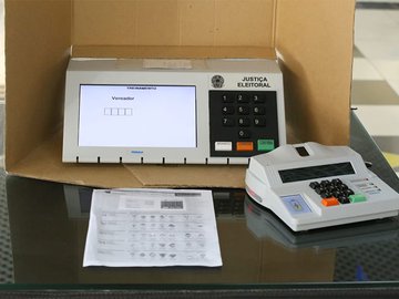 Urnas eletrônicas começam a ser instaladas neste sábado nas seções eleitorais