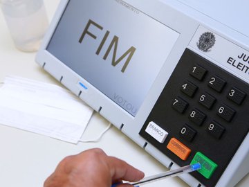 Urnas eletrônicas são usadas no Brasil desde 1996