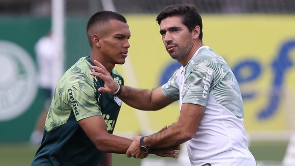 Abel Ferreira com Gabriel Veron na Academia do Palmeiras