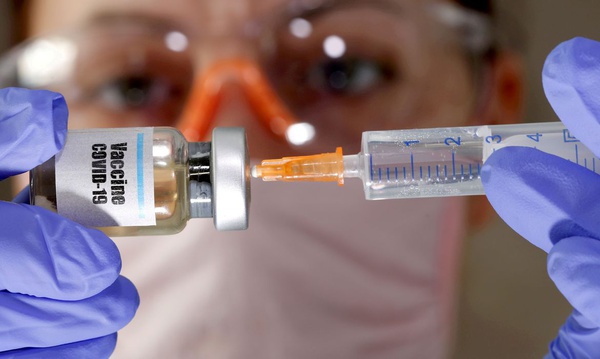 Agência reguladora concedeu licença à vacina Pfizer/BionTech