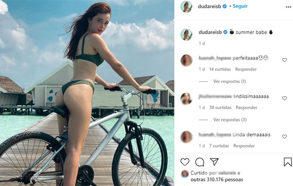 Duda Reis empina bumbum em passeio matinal de bicicleta