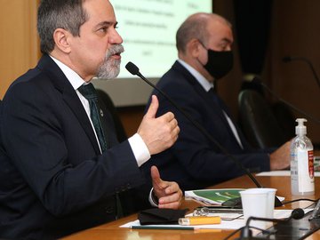 Em coletiva, pasta traçou possíveis cenários de vacinação