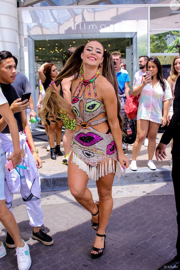 Paolla Oliveira, Paloma Bernardi e mais famosas curtem blocos de Carnaval em SP