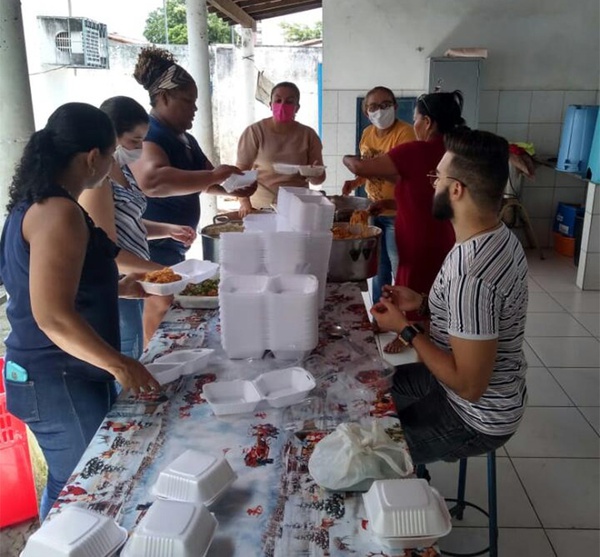 Grupo de professores distribui almoço em abrigos e na rua