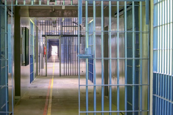 Secretaria investiga intoxicação de 14 presos na Cadeia de Altos; um detento morreu