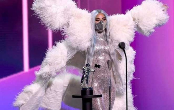 Lady Gaga brilha no VMA e apresenta coleção de máscaras estilosas