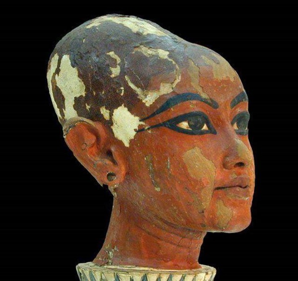 “Cabeça do faraó emergindo da flor de lótus”, estatueta de madeira do jovem rei encontrada na entrada da tumba, atualmente no Museu do Cairo.