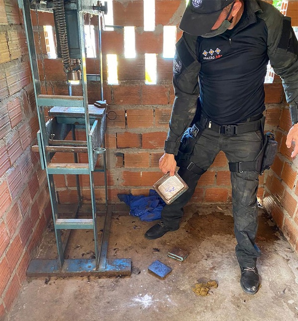 Polícia encontra cocaína escondida em canil na zona Sul