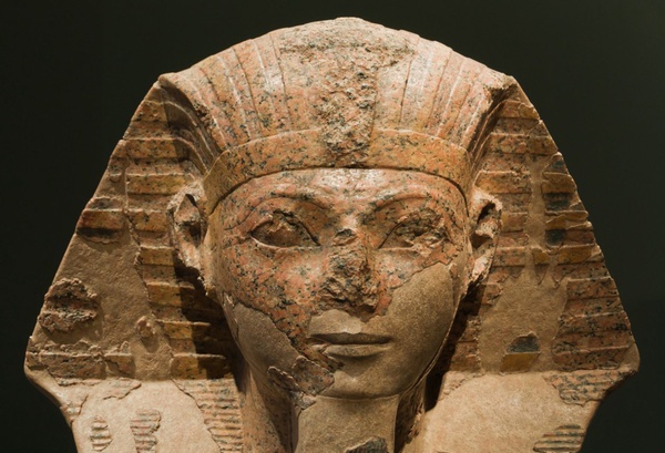 Uma esfinge com o rosto da Rainha Hatshepsut.