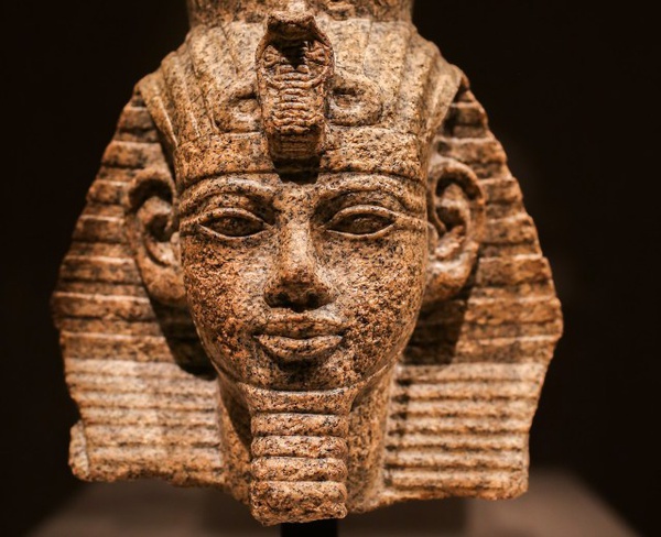 Uma estátua de pedra de Amenhotep III