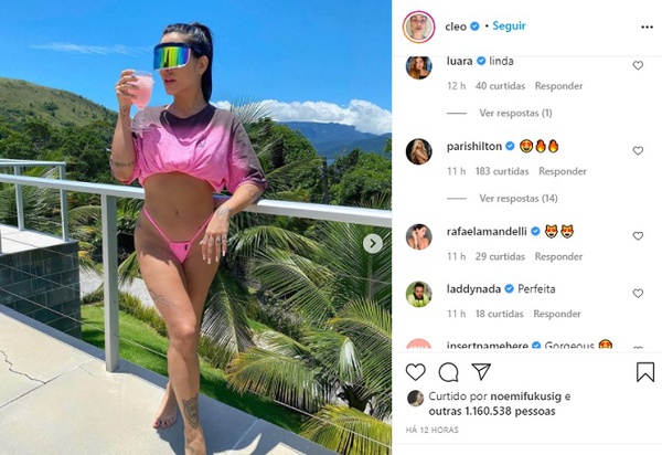 Cleo posa de biquíni e recebe comentário de Paris Hilton