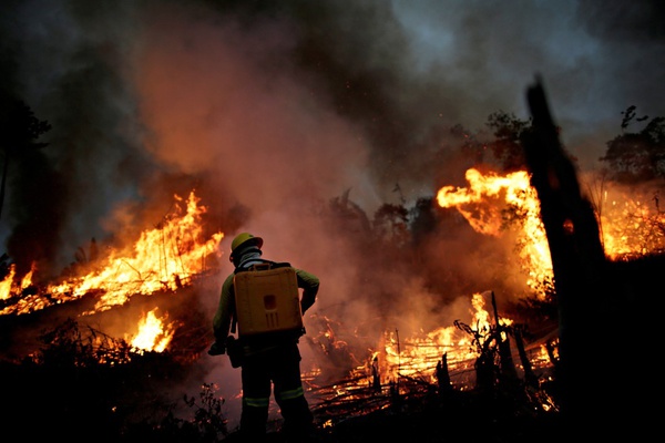 Na foto, membro da brigada de incêndio do Ibama tenta controlar as chamas em um ponto de queimada em Apuí, no Amazonas, no dia 11 de agosto.