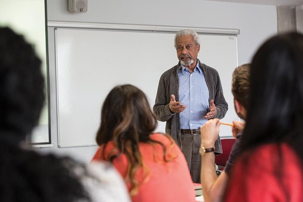 Abdulrazak Gurnah dando aulas na Universidade de Kent