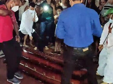 Apesar de protestos dos fiéis, exumação do corpo do pastor não aconteceu, e caixão foi enterrado