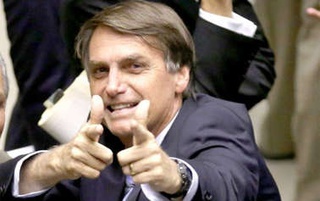 Bolsonaro diz querer paz, mas ameaça usar Forças Armadas pra conquistá-la