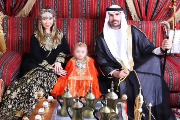 Eduardo Bolsonaro vestido de sheik com esposa e filha durante viagem a Dubai .