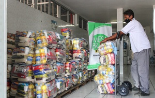 Empresa GFN doa 604 cestas de alimentos ao Mesa Brasil