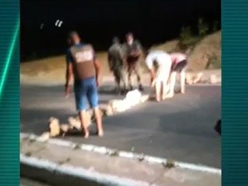 PM retira bloqueio em avenida para a prática de assalto
