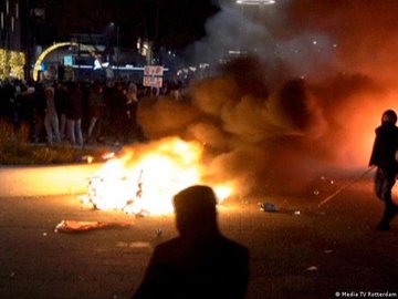 Na Holanda, protestos violentos entre manifestantes e polícias marcaram as duas últimas noites.