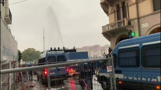 Polícia usa canhões de água para conter manifestantes contra Bolsonaro em Pádua, na Itália