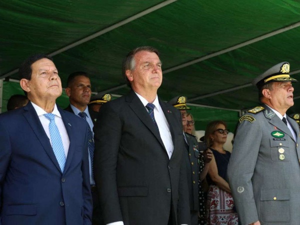 Presidente Jair Bolsonaro participa de Solenidade de Entrega de Espadas aos Novos Aspirantes, em Resende (RJ).