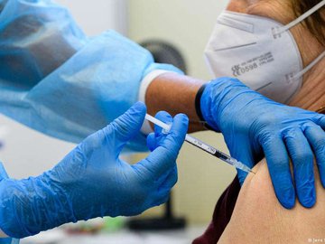 Vacinas reduzem a transmissão da variante delta do coronavírus em 40%, aponta OMS