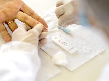 Ômicron pode reduzir eficácia de vacinas e disseminação é mais veloz, diz OMS
