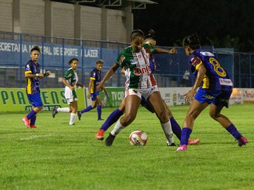 Time de futebol feminino é assaltado em saída de estádio e atleta é abusada