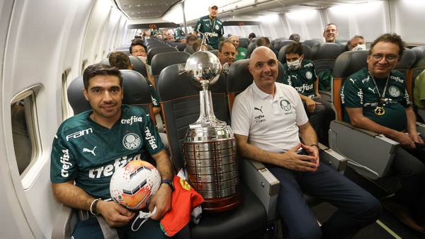 Abel Ferreira e Maurício Galiotte com a taça da Libertadores