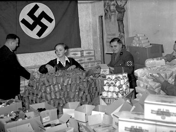 Presentes doados para distribuição pelos nazistas no Natal.