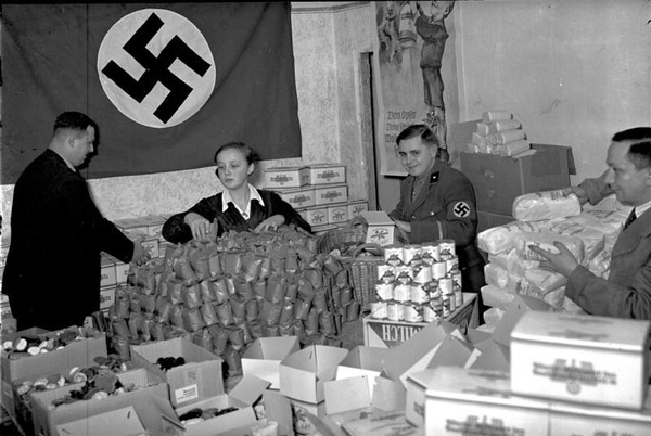 Presentes doados para distribuição pelos nazistas no Natal.