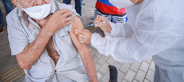 Vacinação de idosos com 88 e 89 anos inicia amanhã com drive-thru em Teresina