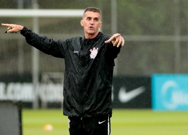 Vagner Mancini orienta jogadores do Corinthians durante treino