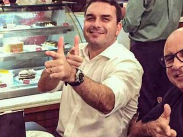 O então deputado Flávio Bolsonaro com seu assessor Fabrício Queiroz