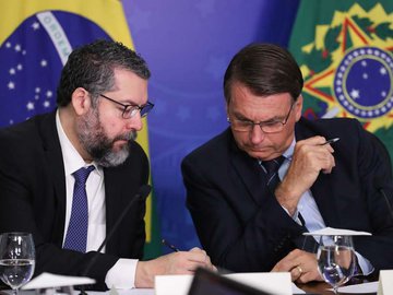 Senadores voltam a pedir a demissão de Ernesto Araújo