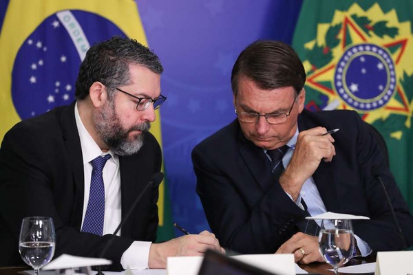 Senadores voltam a pedir a demissão de Ernesto Araújo