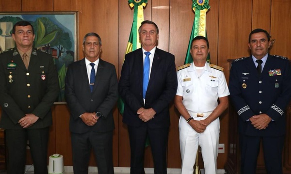 A Marinha do Brasil, o Exército Brasileiro e a Força Aéra brasileira se mantêm fieis às suas missões constituicionais de defender a pátria