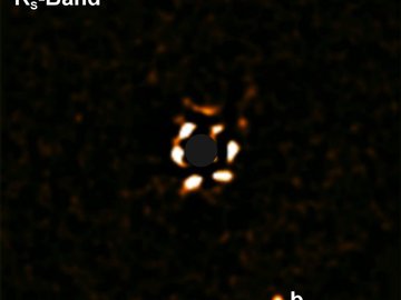 Imagem direta do exoplaneta YSES 2b (canto inferior direito) e sua estrela (centro). A luminosidade da estrela é bloqueada a fim de que o planeta possa ser visto.