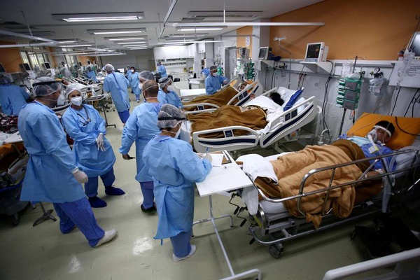 Trabalhadores médicos atendem pacientes do pronto-socorro do hospital Nossa Senhora da Conceição, saturado pelo surto de coronavírus, em Porto Alegre, Brasil.