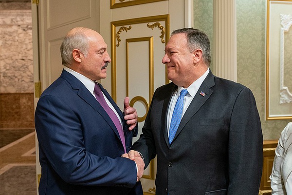 Alexander Lukashenko, presidente bielorrusso, encontra Mike Pompeo, secretário de Estado dos EUA no governo Trump, em fevereiro de 2020: o governante europeu recomendou vodca para os contaminados pela